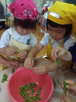 枝豆をむいて・・・