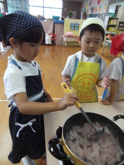 ハムを切って、ゆで・・・