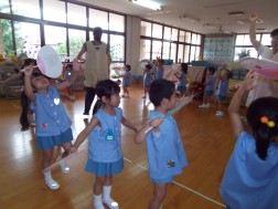 元気に歌いながら踊ります