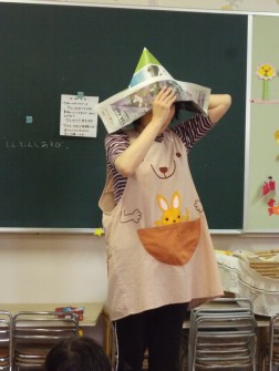 パピー　「新聞紙で帽子を作りましｔた」
