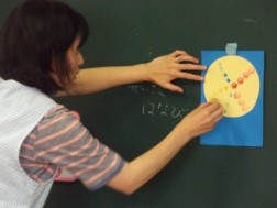 パピー絵の具をつけてペッタン