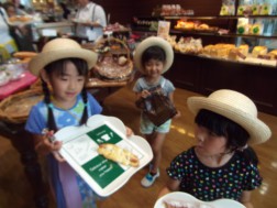 朝食のパンを買いました