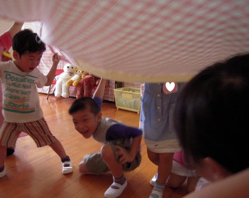 隠れたり・・・