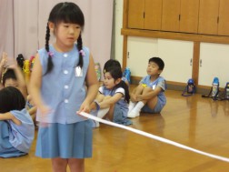 ゴールテープを持ったり、お手伝い
