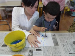 パピー　青い絵の具をペタペタ