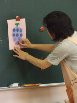 パピー　「今日は、ぶどうを描きますよ」