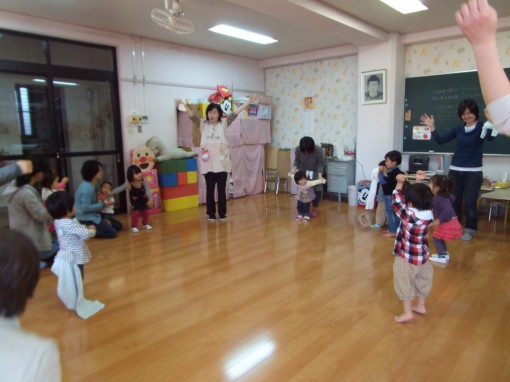 パピー　みんなで「だんご虫体操」