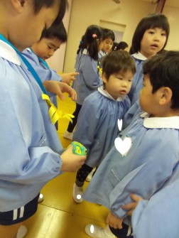 年中・少児から年長児へプレゼント