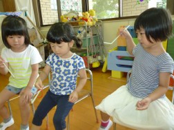 曲がるストローでモールの輪をまわしていきます