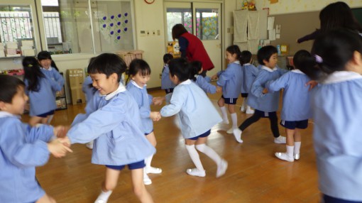 踊ったり、楽しいレッスンです