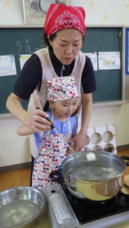 浮かんできたら冷水へ