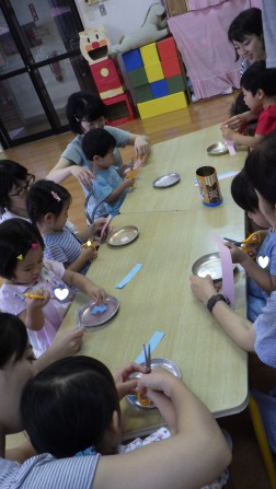 パピー　細長い紙をチョンチョンと切ります