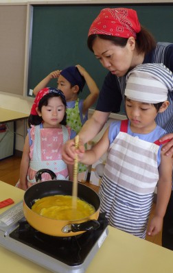 年中児はいり卵を作ったり