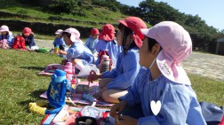 外で食べるお弁当はおいしいね