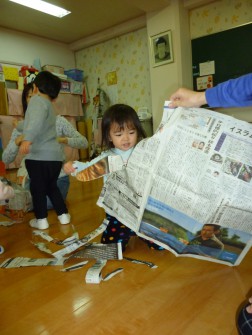 パピー　新聞紙をちぎって①