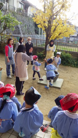 拍子をとったり、歌をうたったり…