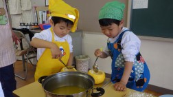 甘夏の皮の器に流し入れます②