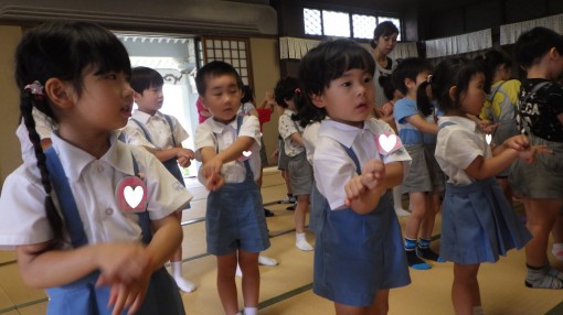 ♪雨ふりと♪かたつむりを歌いました①