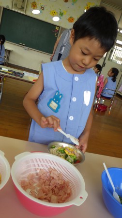 ゆでたそうめんの上に具をトッピング