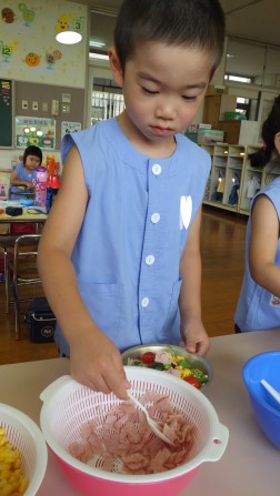 ゆでたそうめんの上に具をトッピング