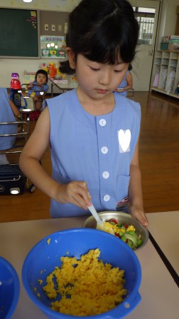 ゆでたそうめんの上に具をトッピング