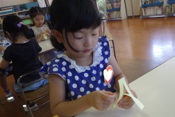 両端を貼りつけ