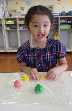 ３色の小麦粉粘土で遊びました