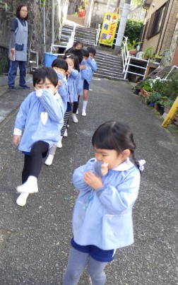 煙を吸わないようにして避難中