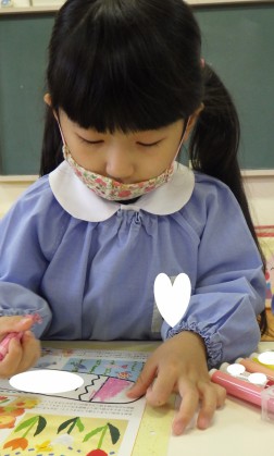 色をぬり、名前を書きます