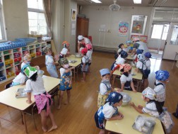 丸めています（４歳児組）