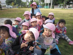 宝町公園でおやつを食べたよ！(1歳児組)