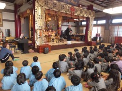 理事長先生のお話「月のうさぎ」施しをする心を学びました