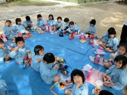 皆で囲んで嬉しいお弁当！(3歳児組)