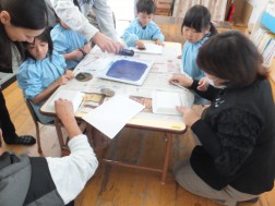 版画の活動を行いました。みんな真剣な表情です！（5歳児）