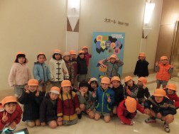 看板の前で（4歳児組）
