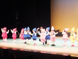 たくさんのお客さんの前でも泣かずに踊りました！（１歳児組）