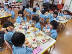 誕生日メニューにも大喜びの子どもたちです！