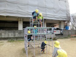 川口公園へ歩いて行き、好きな遊具で遊んで楽しみました。