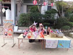 子どもが作ったおもちゃ、保育士製作のお面の作品コーナー