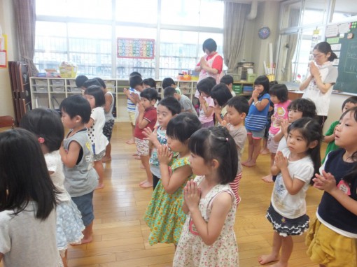 平和の祈りを込めてみんなで黙祷をしました。