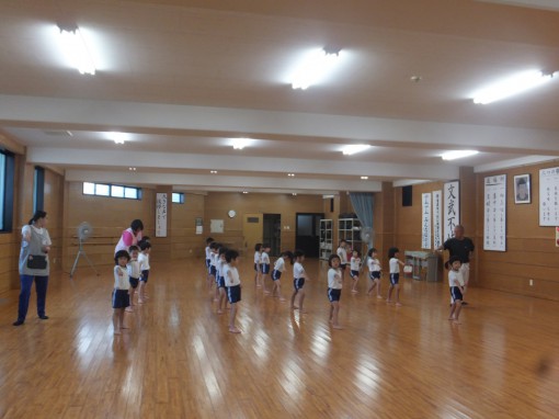 突きの指導を受けています。