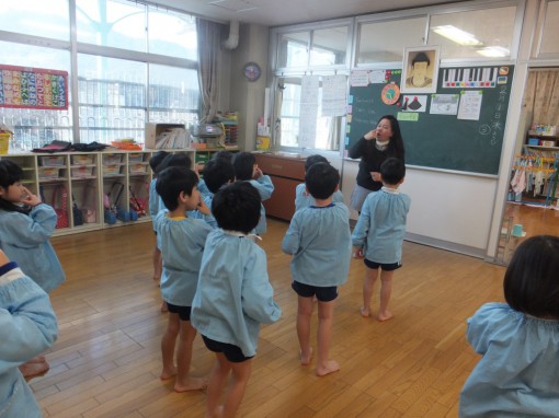 英語の歌に合わせてローズ先生のまねっこです。
