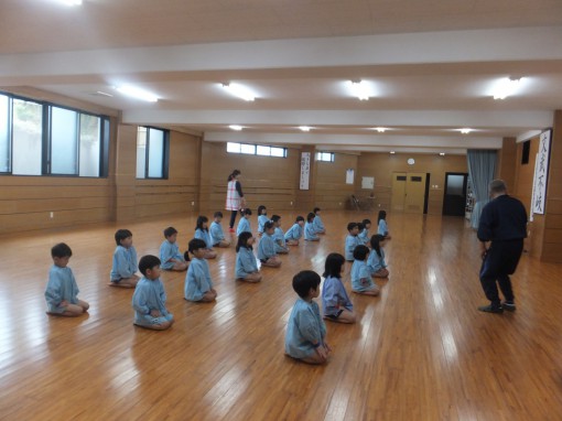 正座。礼儀正しく行います。