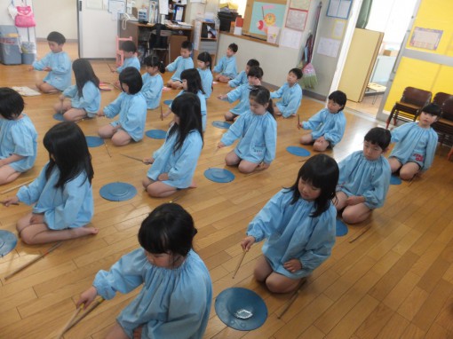 バチ打ちを稽古しています。(5歳児組)