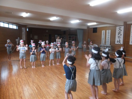 エビ・カニのお面をつけて盆踊りを踊っています