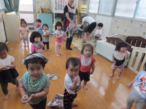 新聞紙あそび うさぎ組 (1歳児組)