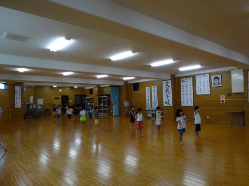 持ったつもりで稽古中