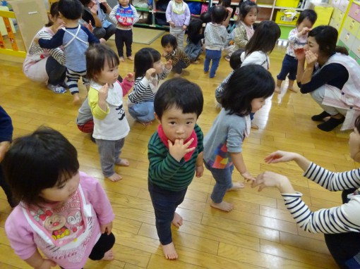 いぬのおまわりさんを踊っています(うさぎ組)