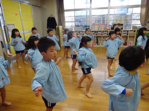 真剣な表情の子ども達です(らいおん組)