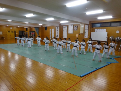 山村先生に形を教わっています。